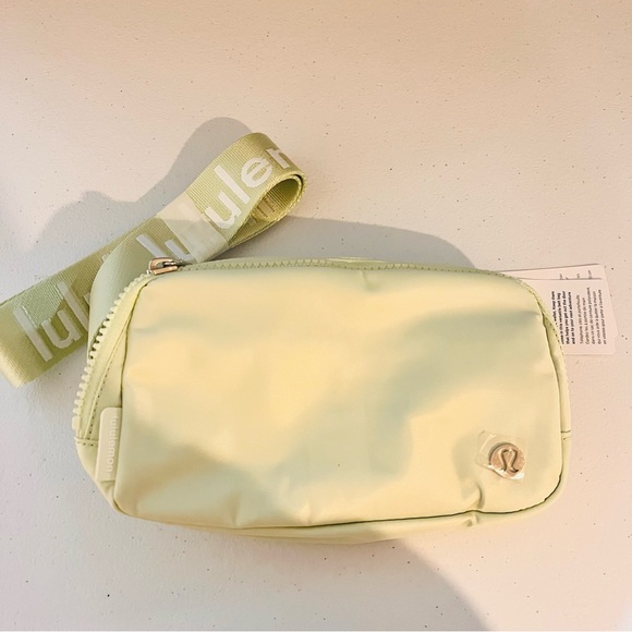 Lululemon Everywhere Belt Bag Kohlrabi NWT - Picture 6 of 9